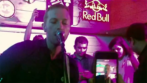 Chris Martin auf der Bühne des Summerhouse Cafe