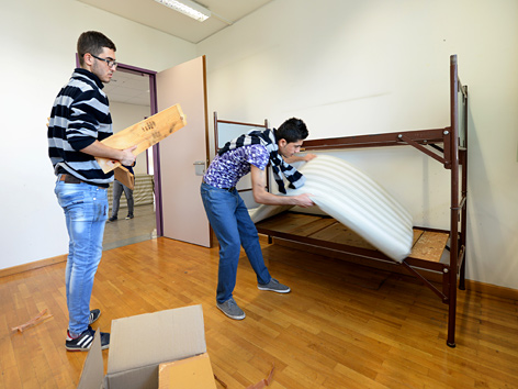 Ein Zimmer mit Stockbetten wird im Übergangsquartier für Asylwerber im früheren Universitätssportinstitut in Wien am Montag, 6. Oktober 2014, hergerichtet