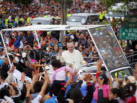 Papst Franziskus ist in Ecuador eingetroffen und wird von tausenden Menschen herzlich begrüßt.