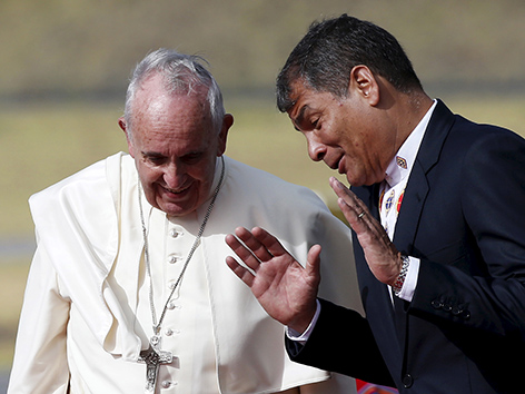 Papst Franziskus ist in Ecuador eingetroffen und wird von tausenden Menschen herzlich begrüßt.