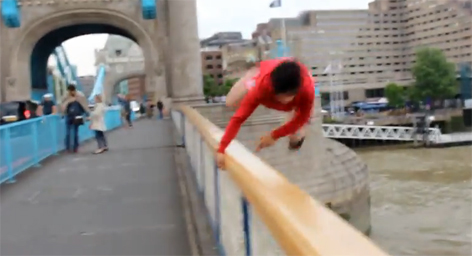 YouTuber Carnage springt von der Tower Bridge