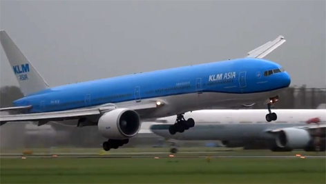 Eine KLM-Maschine im Landeanflug