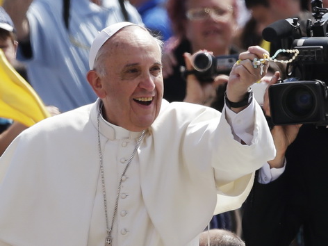 Papst Franziskus fängt eine Rose während der Generalaudienz