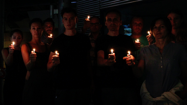 Das Ö3-Weckerteam im Dunkeln mit Feuerzeugen