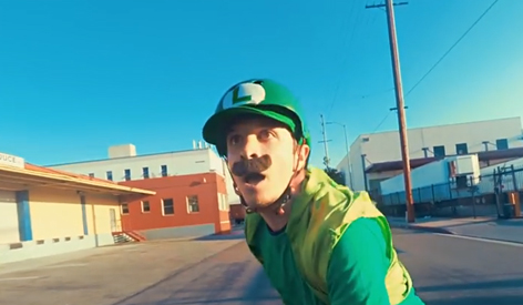 Luigi skatet durch Los Angeles