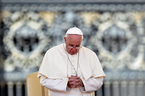 Papst Franziskus betet während der Generalaudienz am Petersplatz