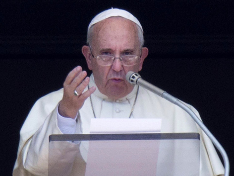 Papst Franziskus spendet den Angelus-Segen