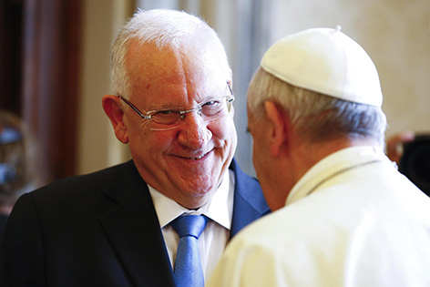 Israels Präsident Reuven Rivlin und Papst Franziskus (von hinten)