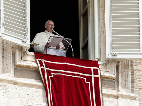 Papst Franziskus am Balkon beim Angelusgebet