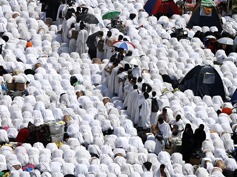 Pilger beten beim Hadsch in Mekka
