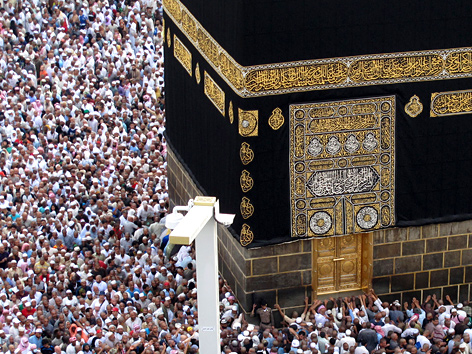 Pilger auf dem Hadsch umrunden die Kaaba in Mekka