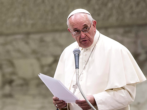 Papst Franziskus hält eine Rede