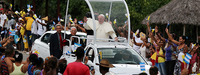 Papst Franziskus auf der Fahrt nach El Cobre bei Santiago de Cuba in Kuba.