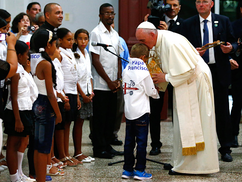 Papst Franziskus mit Kindern in Kuba