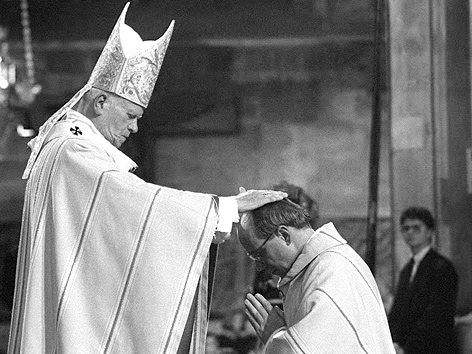 Kardinal Christoph Schönborn bei seiner Bischofsweihe durch Hans Hermann Groer