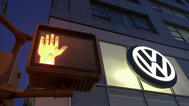 VW Zeichen mit roter Ampel