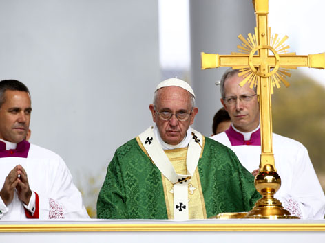 Papst schaut ernst