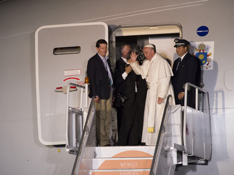 Papst steigt ins Flugzeug