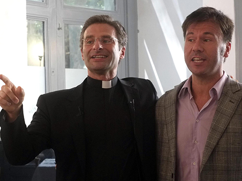 Krzysztof Charamsa und sein Lebenspartner Eduard nach der Pressekonferenz am 2. Oktober in Rom.