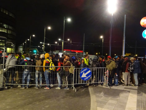 Flüchtlinge warten auf den Autobus