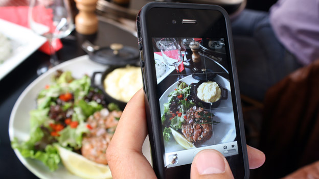 Jemand fotografiert sein Essen für Instagram - Foodporn!