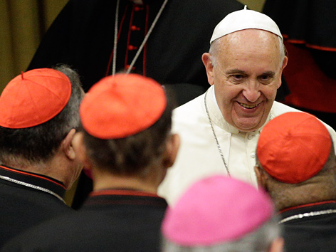 Papst Franziskus und mehrere Bischöfe
