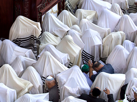 Jüdische Männer beten zu Sukkot an der Klagemauer in Jerusalem