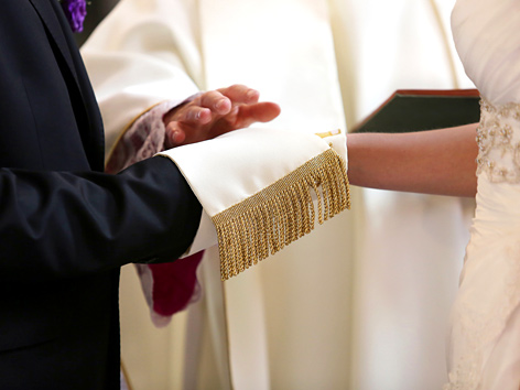Katholische Trauung, der Priester segnet das Brautpaar