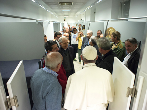 Papst Franziskus zu Besuch in Obdachlosenheim in Rom