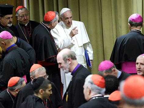 Papst Franziskus und Bischöfe während der Familiensynode