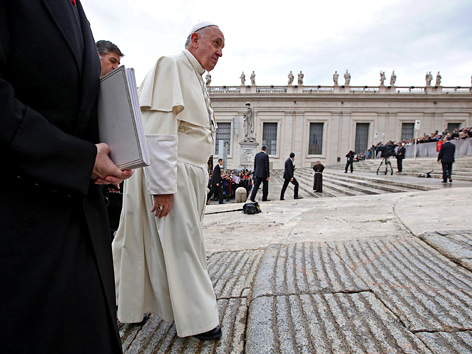 Papst Franziskus auf dem Petersplatz in Rom