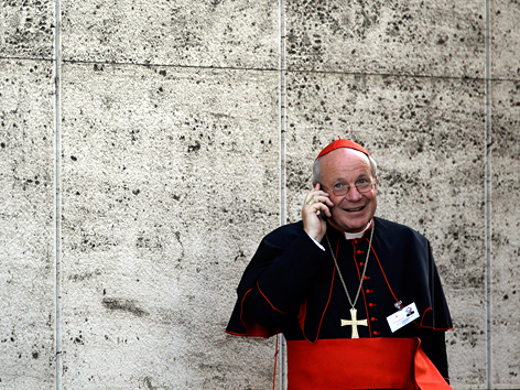 Kardinal Christoph Schönborn mit Telefon im Vatikan