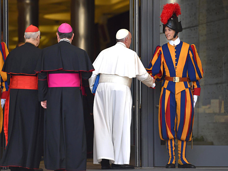 Papst Franziskus, ein Schweizergardist und Bischöfe bei der Familiensynode