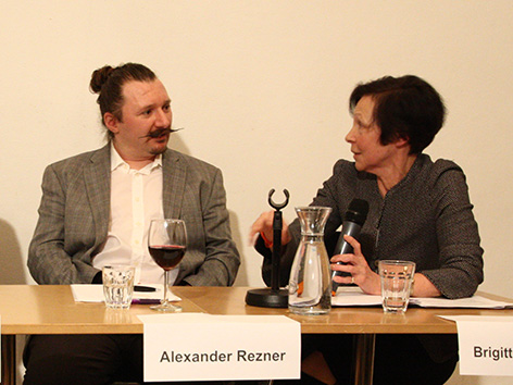 Alexander Rezner von der Atheistischen Religionsgesellschaft in Österreich (links) mit Brigitte Schinkele bei einer Diskussionsrunde im Wiener Depot