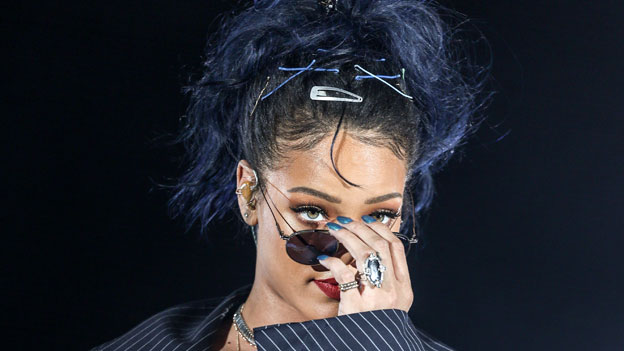 Rihanna mit blauen Haaren
