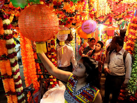 Bunte Lampions und Laternen für Diwali