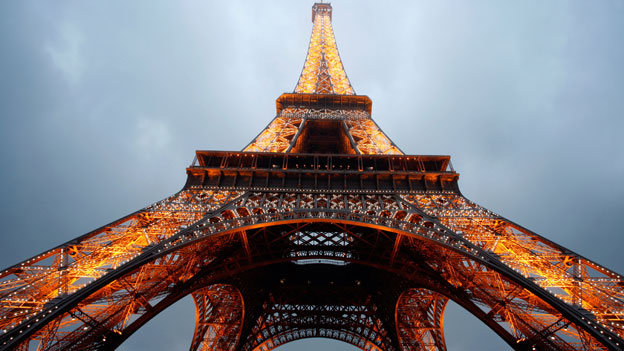 Eiffel Turm in Paris bei Nacht