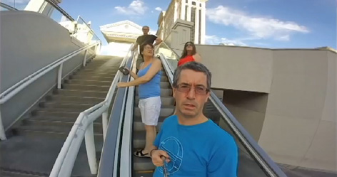 Joseph Griffin auf der Rolltreppe in Las Vegas