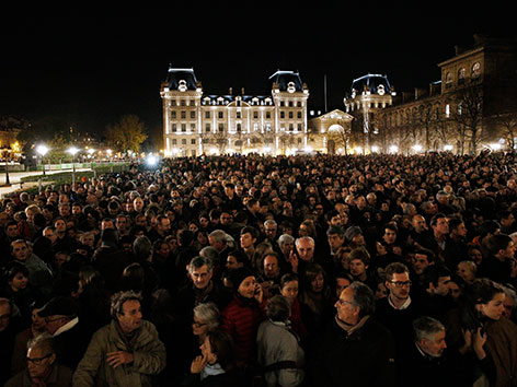 Platz vor der Kathedrale Notre Dame voll Menschen während Messe zum Gedenken an die Terroropfer