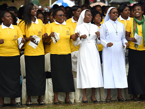 Nonnen und gläubige Frauen warten auf die Messe des Papstes in Nairobi, Kenia