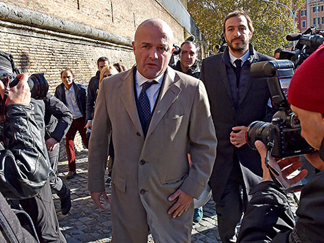 Gianluigi Nuzzi (li.) und Emiliano Fittipaldi auf dem Weg zu ihrem Prozess im Vatikan