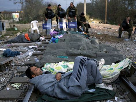 Gestrandete Flüchtlinge blockieren Bahnlinie in Mazedonien