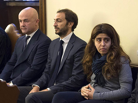 Gianluigi Nuzzi (li.) und Emiliano Fittipaldi und Francesca Chaouqui zum Prozessauftakt im Vatikan