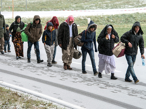 Flüchtlinge auf dem Weg zur deutschen Grenze nahe Wegscheid
