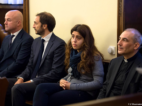 (V. li. n. re.:) Gianluigi Nuzzi, Emiliano Fittipaldi, Francesca Chaouqui und Prälat Angelo Lucio Vallejo Balda zum Prozessauftakt im Vatikan