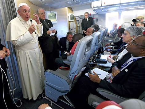 Papst Franziskus auf dem Rückflug von Afrika mit Journalisten