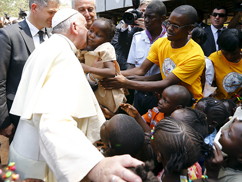 Papst Franziskus küsst ein Kind in einem Flüchtlingslager in der Zentralafrikanischen Republik