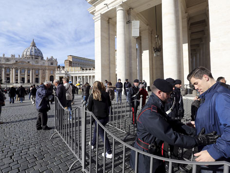 Personenkontrollen vor dem Petersplatz in Rom