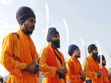 Sikhs in einer religiösen Zeremonie in Ahmedabad, Indien