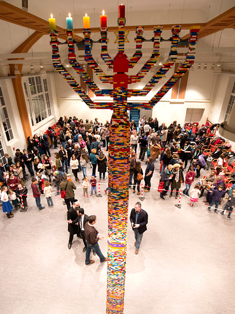 Jüdische Schülerinnen und Schüler sowie Lehrer mit einer meterhohen Menora aus Legosteinen in Hamburg
